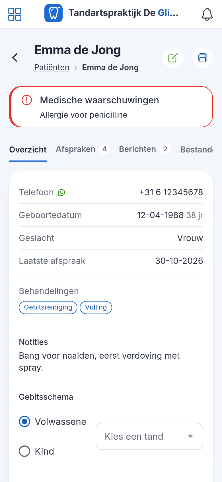 Patiëntkaart in de app op een telefoon: medische waarschuwingen, telefoonnummer met WhatsApp, behandelingen en notities